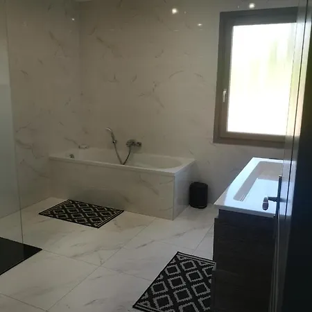 Villa, Gerardmer, Sauna, Spa Jacuzzi, Baby Foot, Terrasse, 8 Personnes, 4 Chambres, 2 Salles De Bain *