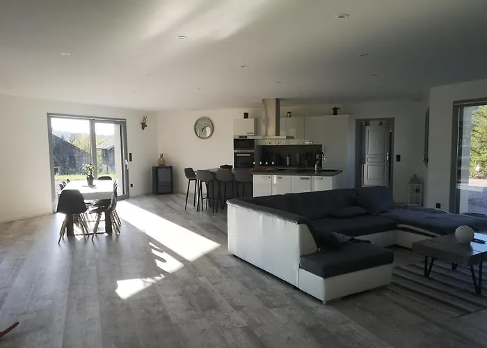 Villa, Gerardmer, Sauna, Spa Jacuzzi, Baby Foot, Terrasse, 8 Personnes, 4 Chambres, 2 Salles De Bain *