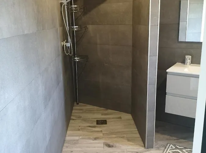 빌라 Villa, Gerardmer, Sauna, Spa Jacuzzi, Baby Foot, Terrasse, 8 Personnes, 4 Chambres, 2 Salles De Bain Liézey