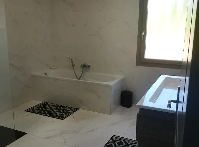 Villa, Gerardmer, Sauna, Spa Jacuzzi, Baby Foot, Terrasse, 8 Personnes, 4 Chambres, 2 Salles De Bain *