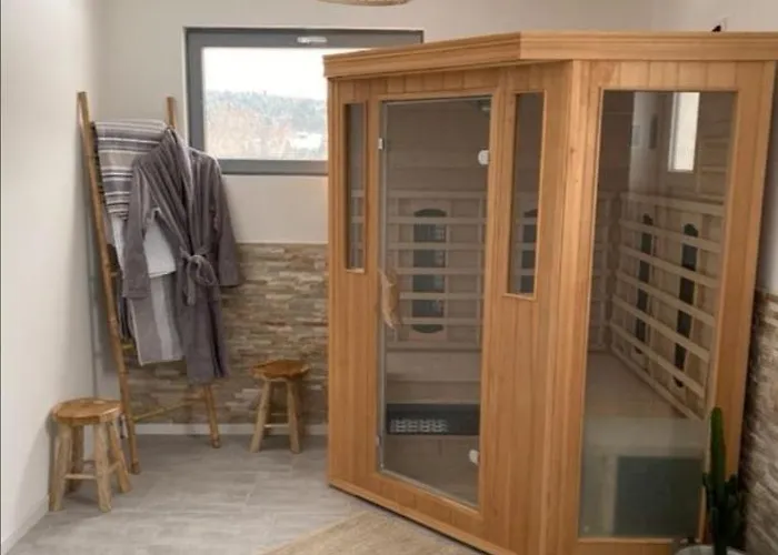 Villa, Gerardmer, Sauna, Spa Jacuzzi, Baby Foot, Terrasse, 8 Personnes, 4 Chambres, 2 Salles De Bain * Liézey